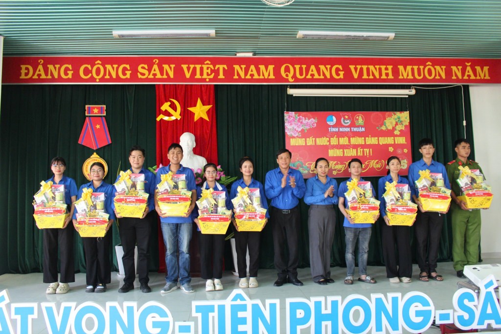 Cán bộ Đoàn, đoàn viên, thanh niên có hoàn cảnh khó khăn nhận quà Tết từ Tỉnh đoàn Ninh Thuận.