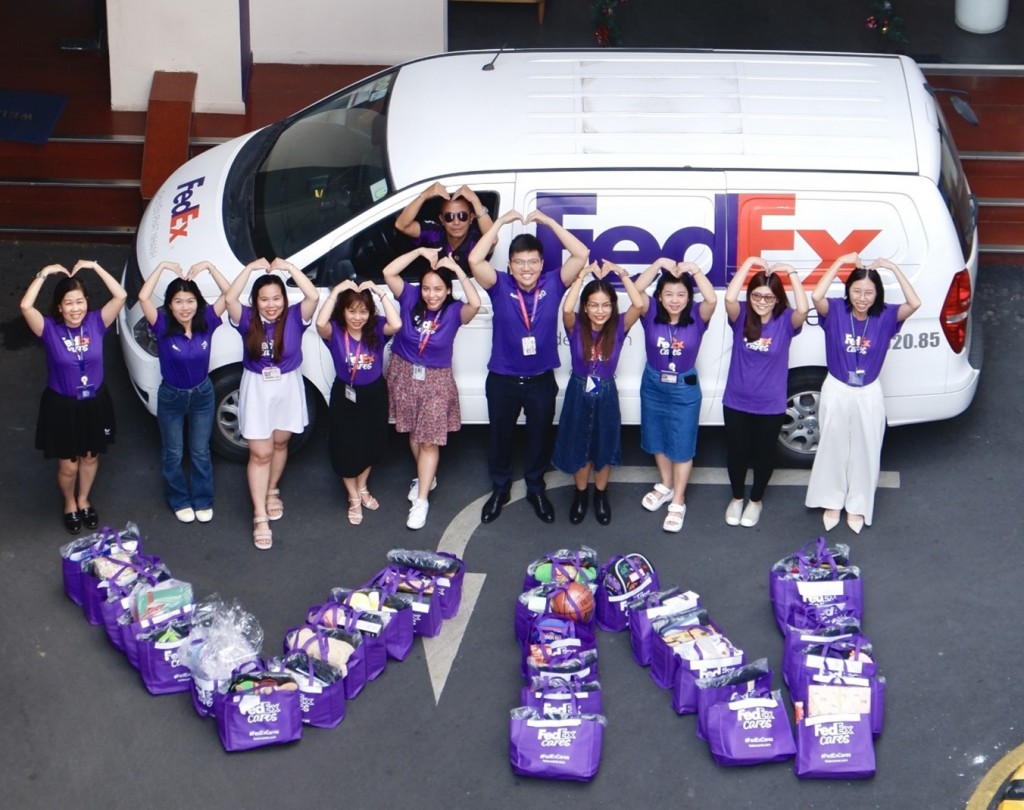 Các thành viên trong đội ngũ FedEx tại Việt Nam đã quyên góp đồ chơi, dụng cụ học tập và các nhu yếu phẩm để hỗ trợ cho cộng đồng địa phương.