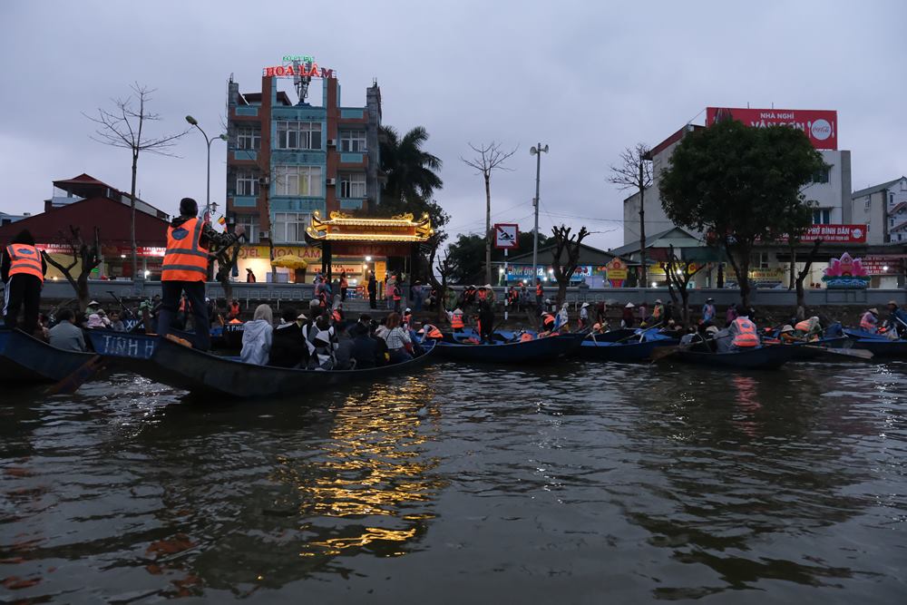 Du khách đội mưa đi khai hội chùa Hương.
