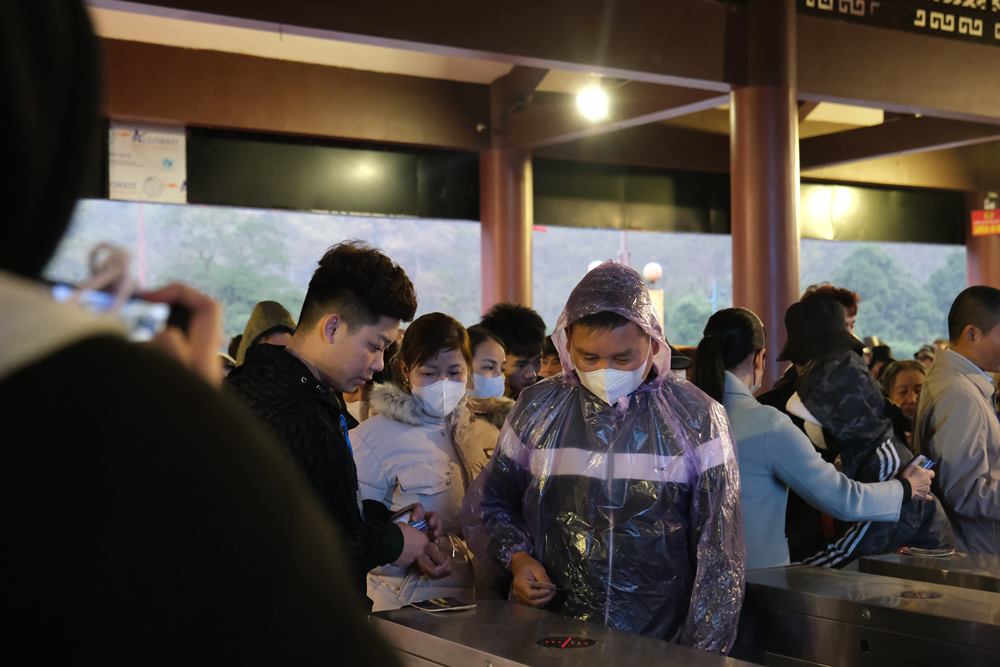 Du khách làm thủ tục check-in.