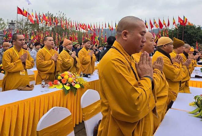 Hàng nghìn du khách đổ về chùa Bái Đính ngày khai hội