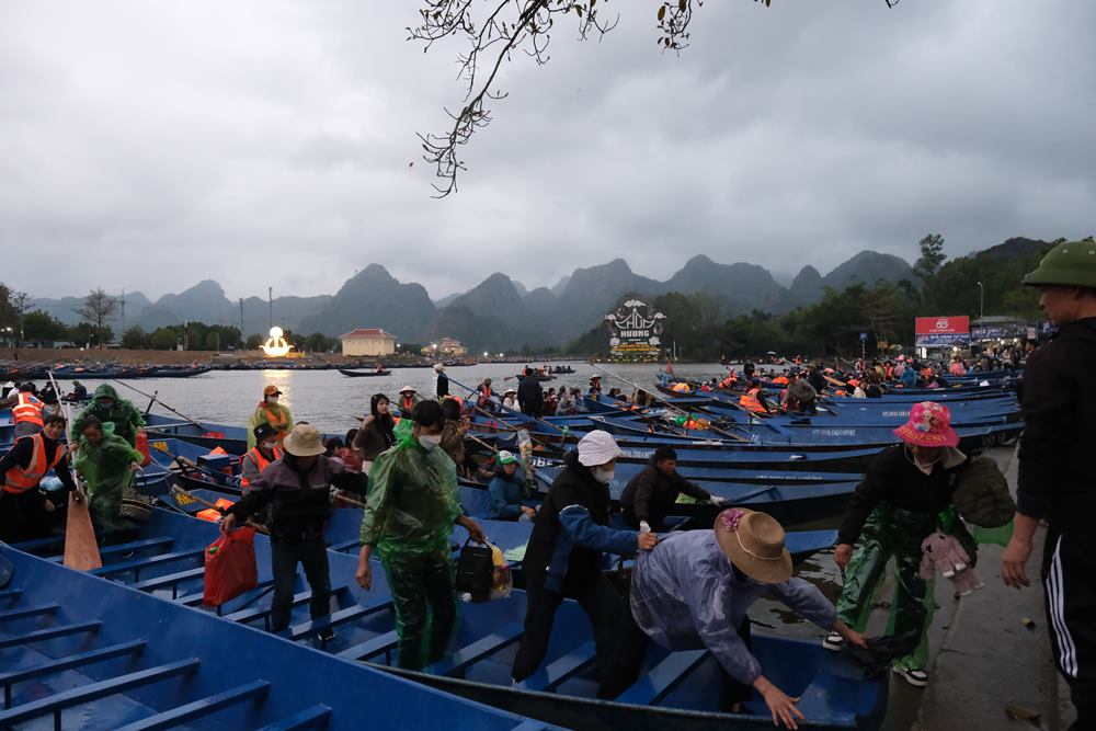 Du khách lên thuyền vào đền Trình.