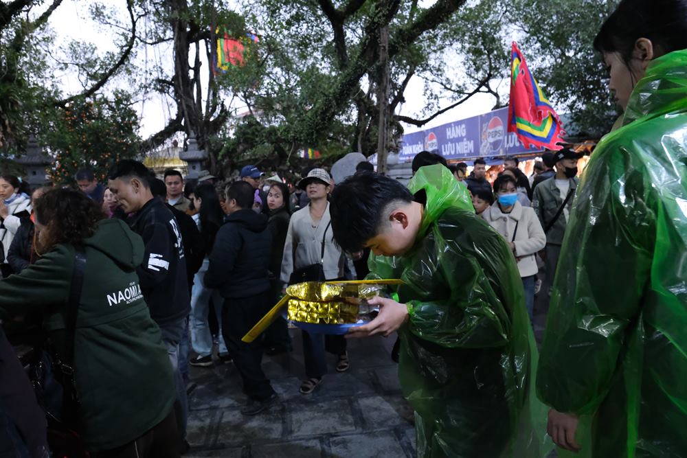 Khách dâng lễ ở đền Trình.