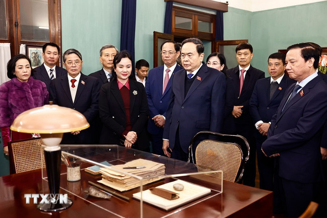 Chủ tịch Quốc hội Trần Thanh Mẫn và các đồng chí lãnh đạo Quốc hội tham quan, nghe giới thiệu về Nhà 67 - nơi Bác Hồ từng sinh sống và làm việc. Ảnh: Doãn Tấn/TTXVN