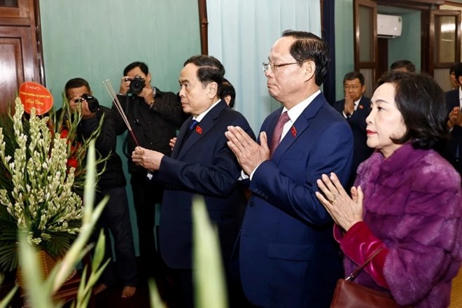 Chủ tịch Quốc hội dâng hương tưởng nhớ Chủ tịch Hồ Chí Minh tại Nhà 67