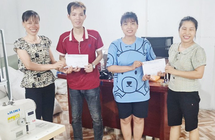 Anh Tuấn thưởng cho lao động mới vào làm việc. Ảnh: Mạnh Cường.