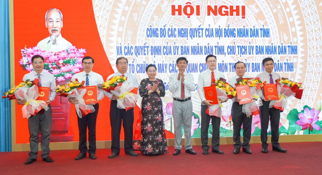 Ông Lâm Văn Mẫn - Ủy viên Trung ương Đảng, Bí thư Tỉnh ủy và bà Hồ Thị Cẩm Đào - Phó Bí thư Thường trực Tỉnh ủy, Chủ tịch HĐNĐ tỉnh Sóc Trăng trao các quyết định thành lập các Sở mới thuộc