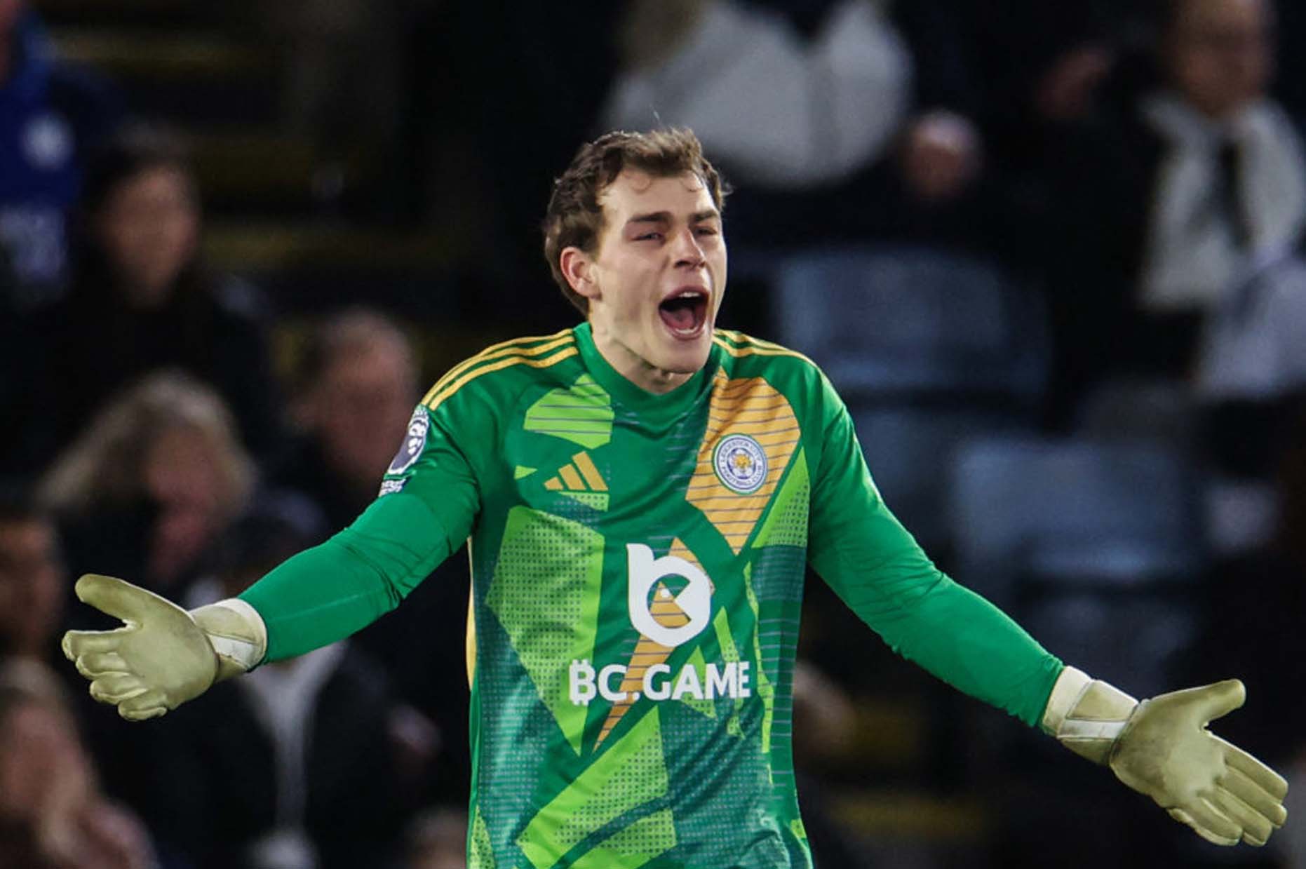 Thủ thành Hermansen giận dữ khi phải đứng sau một hàng phòng ngự dở tệ. Ảnh: AFP