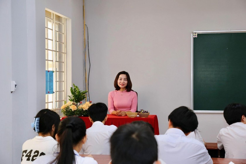 Cô Hường trong tiết dạy của mình. (Ảnh: NVCC) Cô Hường trong tiết dạy của mình. (Ảnh: NVCC)