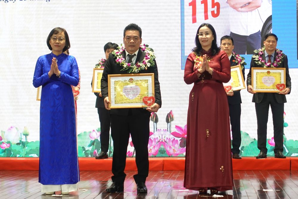Vinh danh trao giải thưởng “Tỏa sáng Blouse trắng” cho một nhân viên lái xe cứu thương, tại Trạm Cấp cứu Sơn Trà. Ảnh: Trần Thi
