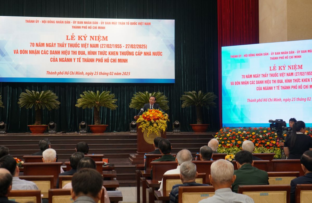 Bí thư Thành ủy TPHCM Nguyễn Văn Nên phát biểu tại lễ kỉ niệm 70 năm Ngày Thầy thuốc Việt Nam. Ảnh: Thanh Chân