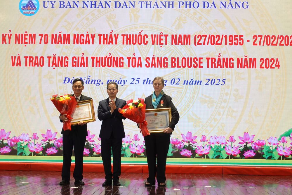 Trao Huân chương Hữu nghị và Huân chương Lao động hạng 3 cho các bác sĩ. Ảnh: Trần Thi