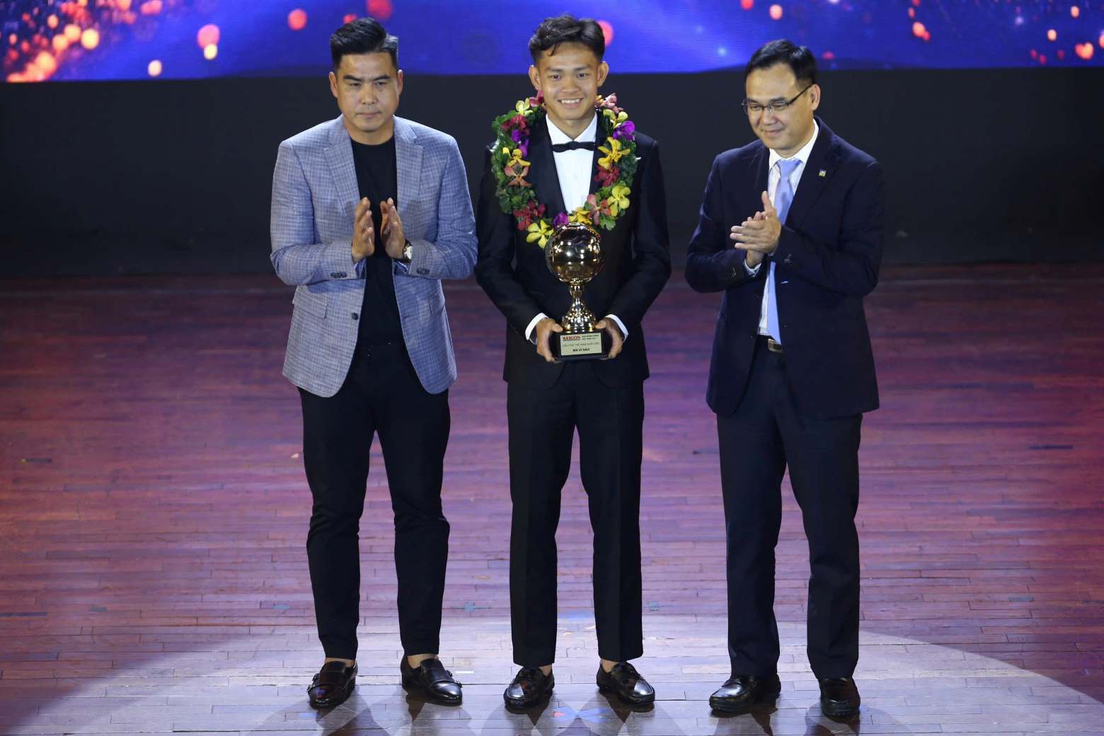 Bùi Vĩ Hào (Bình Dương) nhận giải Cầu thủ trẻ nam xuất sắc nhất một cách thuyết phục.