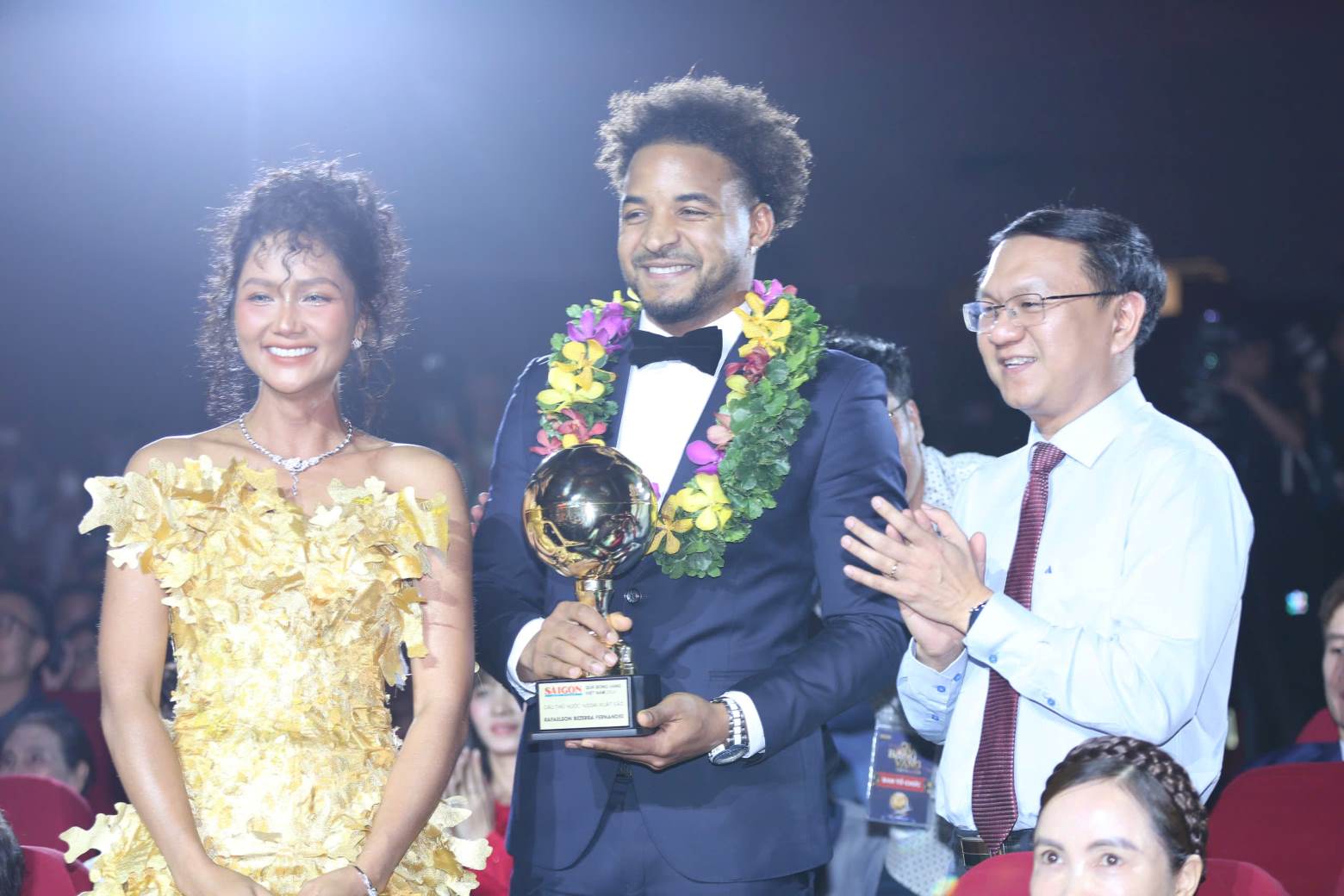 Tối 26.2, Gala trao giải Quả bóng vàng Việt Nam 2024 đã diễn ra tại TPHCM. Nguyễn Xuân Son (Rafaelson) được xướng tên cho danh hiệu Cầu thủ ngoại xuất sắc nhất năm 2024.