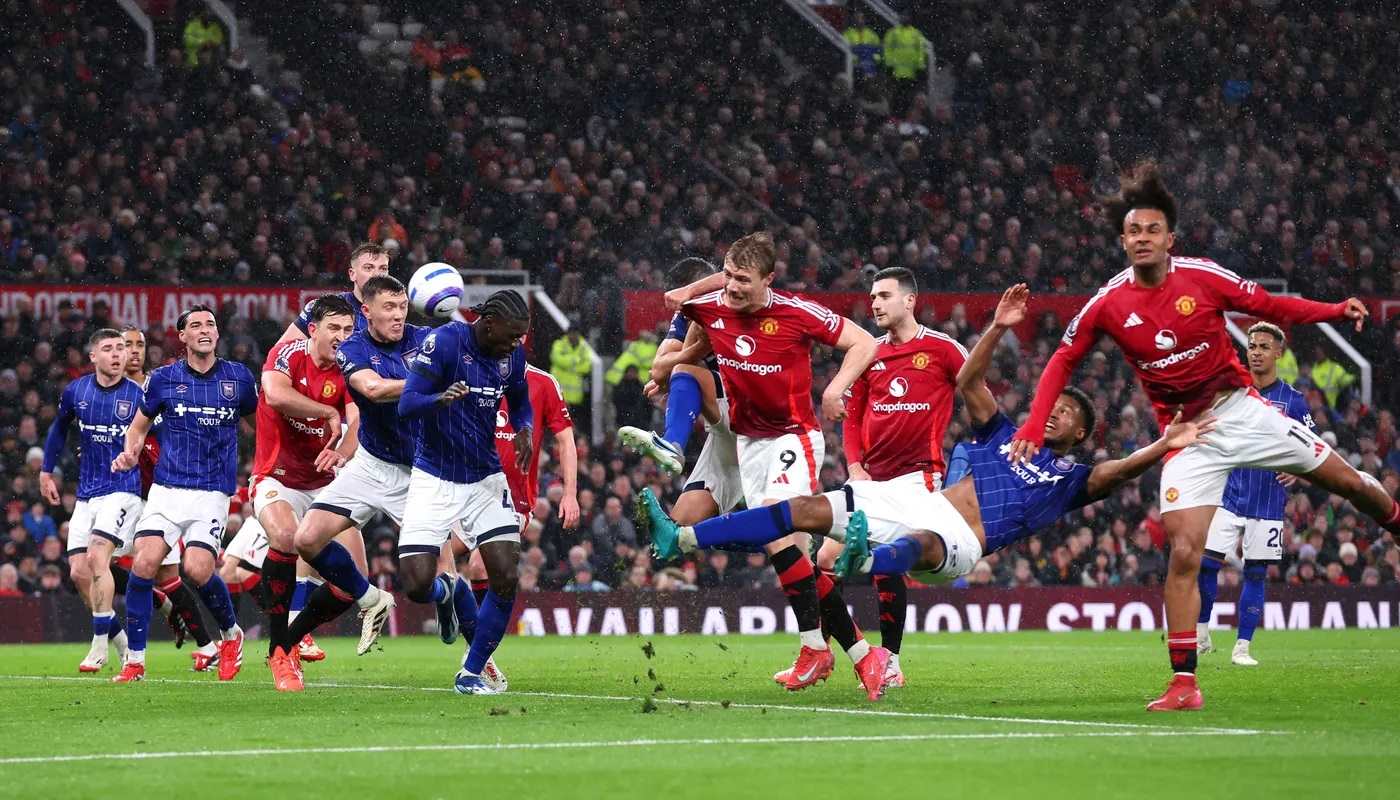 Ipswich gỡ hòa sau khi Man United chơi thiếu người do thẻ đỏ của Dorgu. Ảnh: Premier League