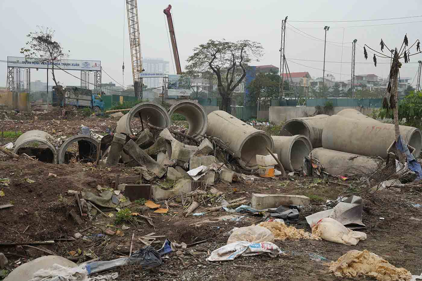Khu vực điểm đầu dự án còn ngổn ngang vật liệu xây dựng. Ảnh: Hữu Chánh