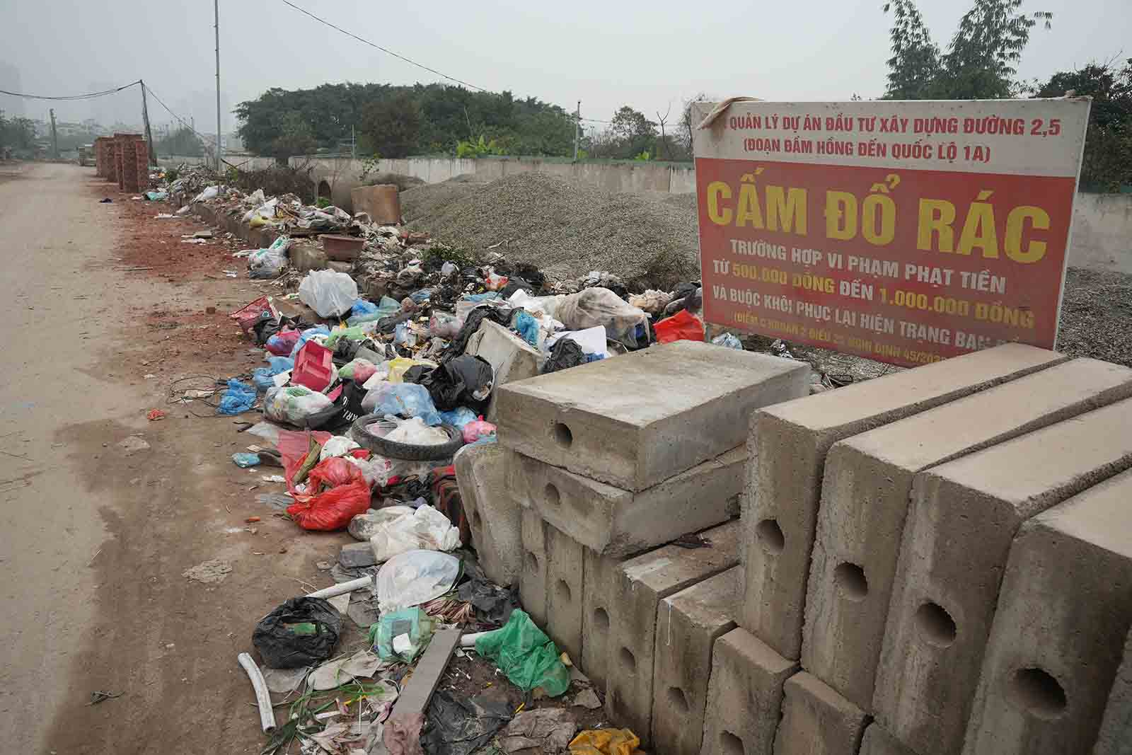 Một khu vực trên tuyến trở thành nơi tập kết rác thải gây mất mĩ quan. Ảnh: Hữu Chánh