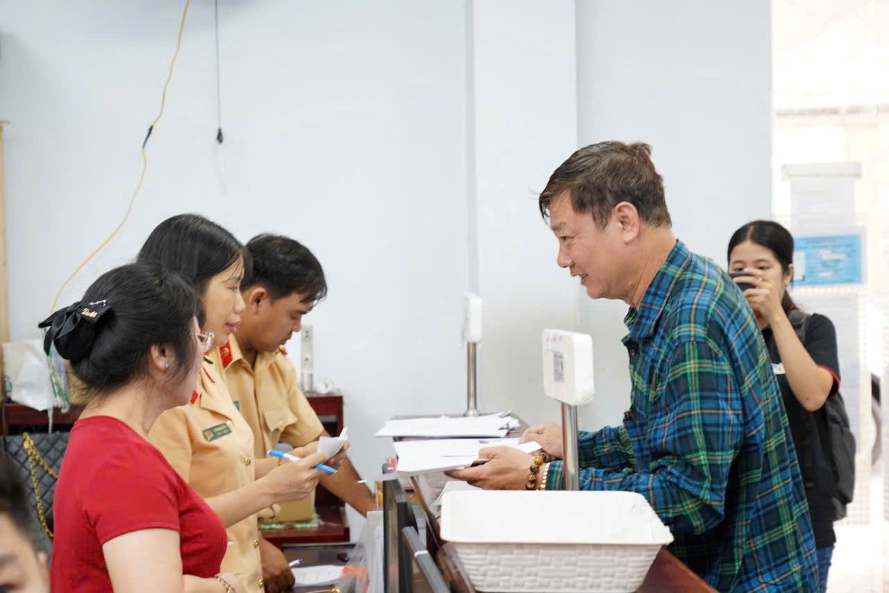 Các cán bộ công an hỗ trợ người dân cấp, đổi giấy phép lái xe tại trụ sở Lý Chính Thắng (Quận 3). Ảnh: Anh Tú