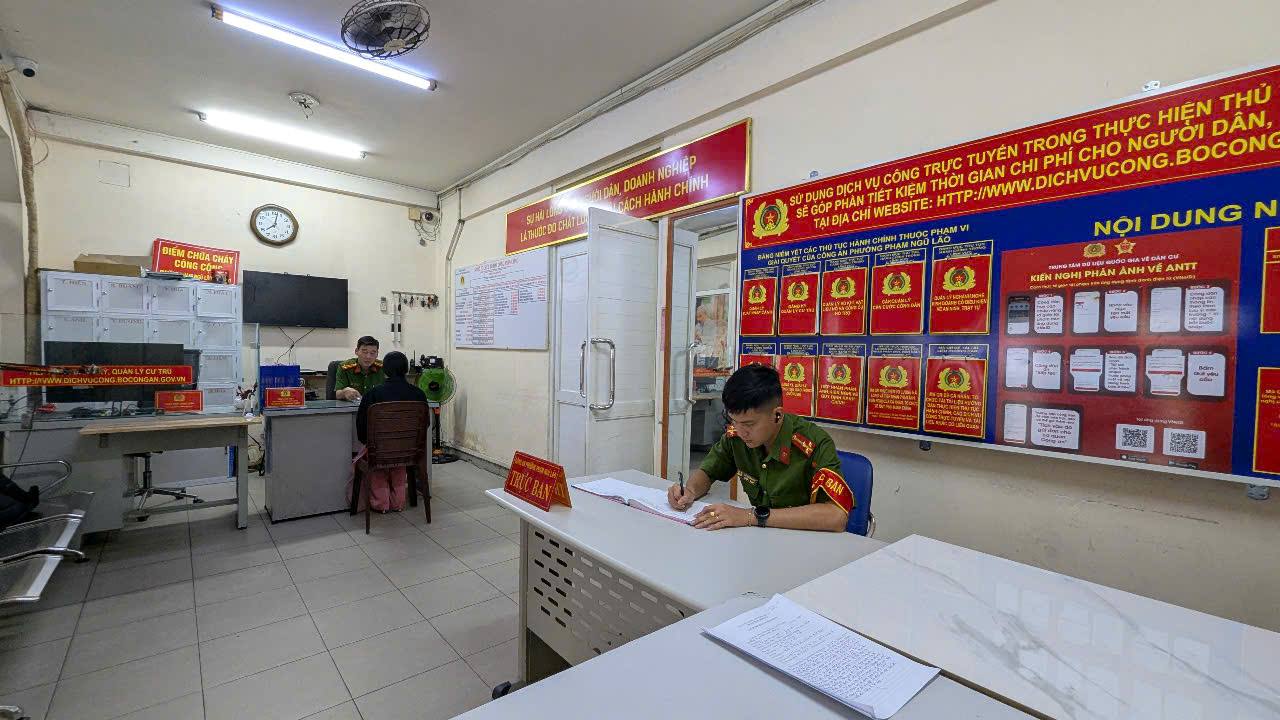 Khung cảnh văn phòng làm việc tại công an phường Phạm Ngũ Lão trong sáng 3.3. Ảnh: Anh Tú