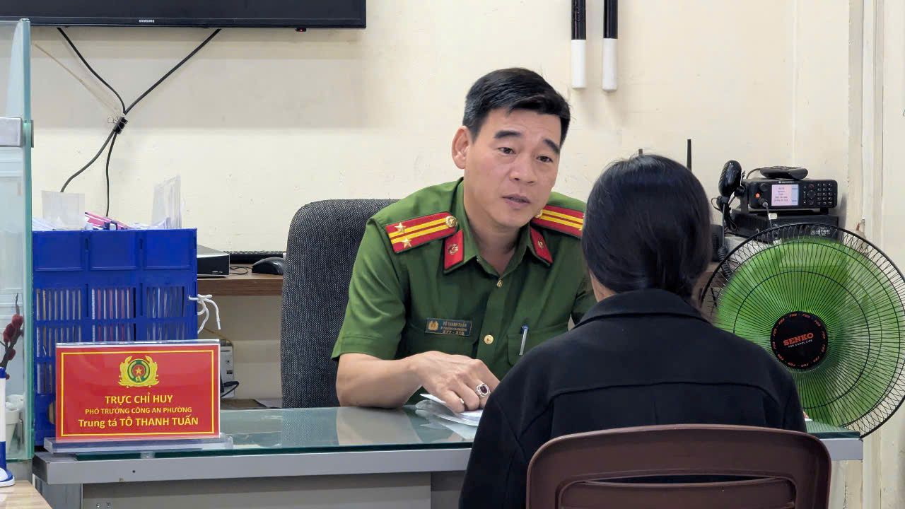 Người dân đến công an phường Phạm Ngũ Lão (Quận 1). Ảnh: Anh Tú