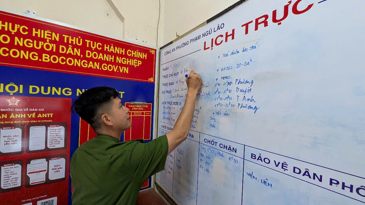 Một cán bộ công an đang phân công lịch trực ban tại đơn vị. Ảnh: Anh Tú