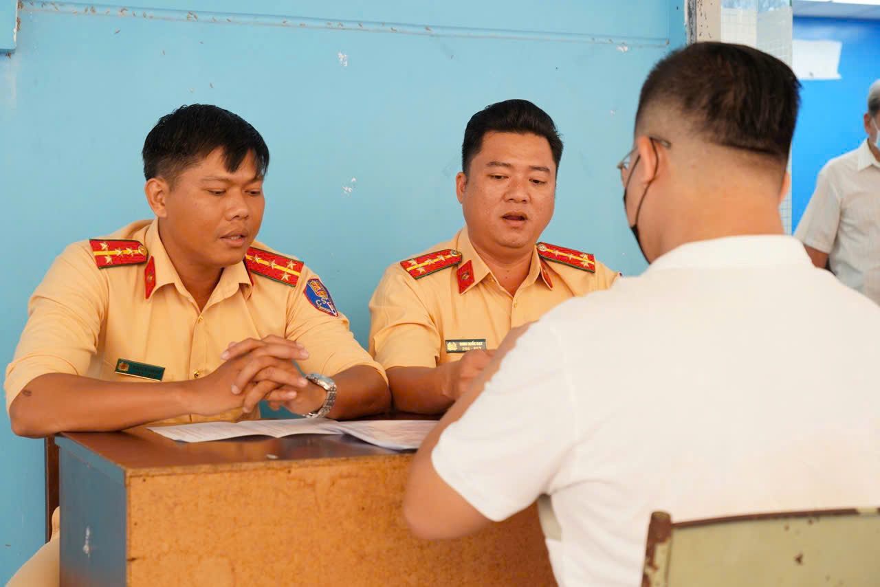 Người dân đến làm hồ sơ cấp, đổi giấy phép lái xe đều bày tỏ sự hài lòng. Ảnh: Anh Tú