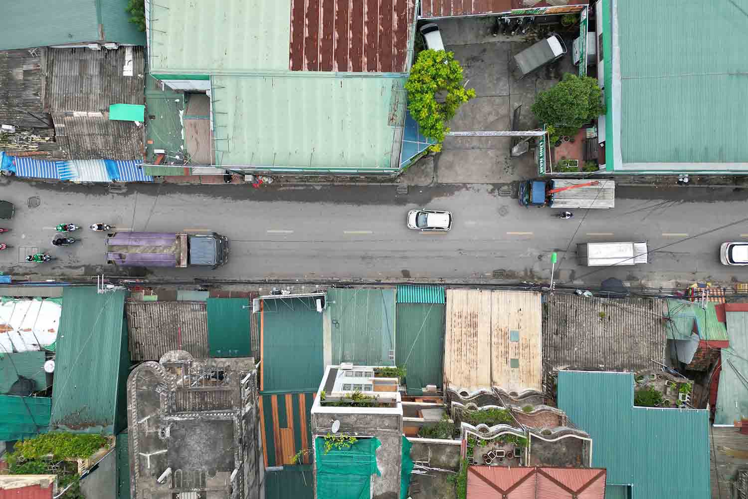 Tuyến đường có mặt cắt ngang nhỏ hẹp, chỉ khoảng 7-8m. Ảnh: Hữu Chánh