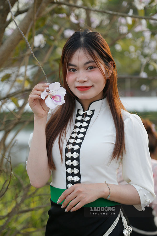 Chị Lò Thị Trang không quản ngại đường xa để lưu lại những bức ảnh kỷ niệm.