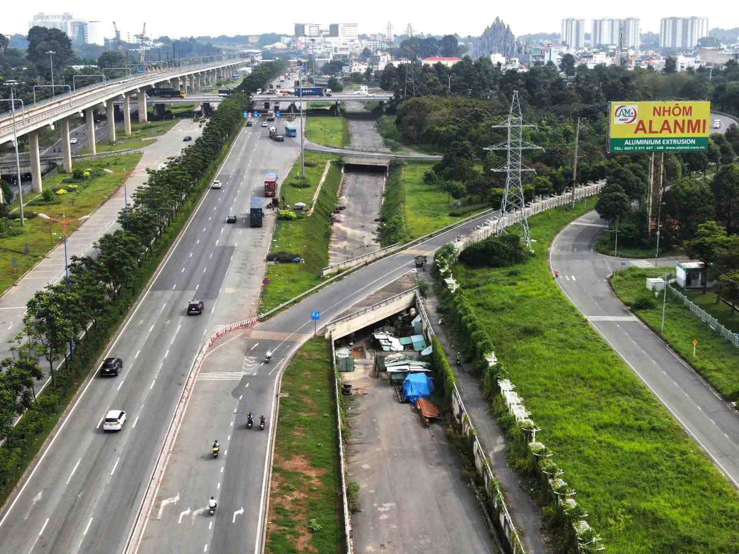 Hầm chui nút giao Trạm 2 trên Xa lộ Hà Nội (TPHCM) dang dở vì vướng 28 mặt bằng. Ảnh: Minh Quân