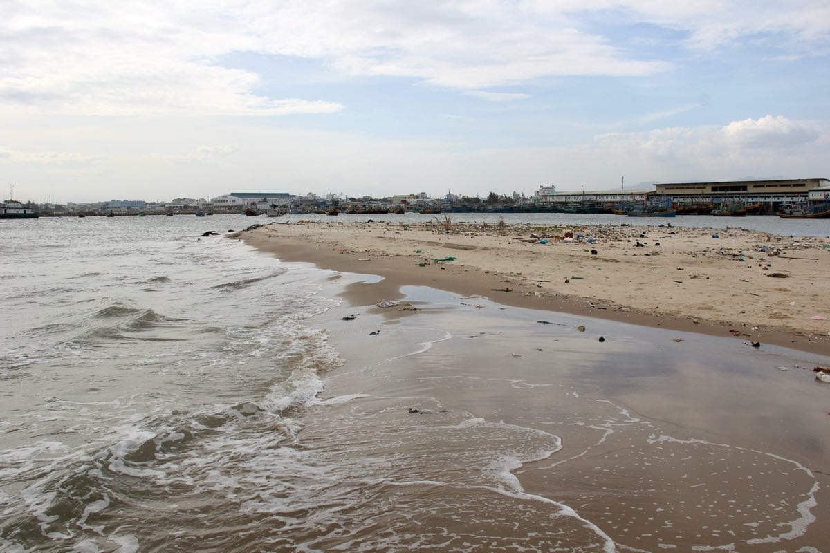 Đang xác định vị trí bãi đổ thải sau nạo vét thì mới tiến hành nạo vét thông luồng được. Ảnh: Duy Tuấn