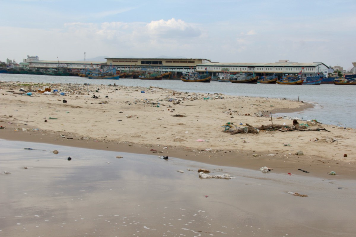 Cồn cát rộng ở giữa luồng hàng hải. Ảnh: Duy Tuấn