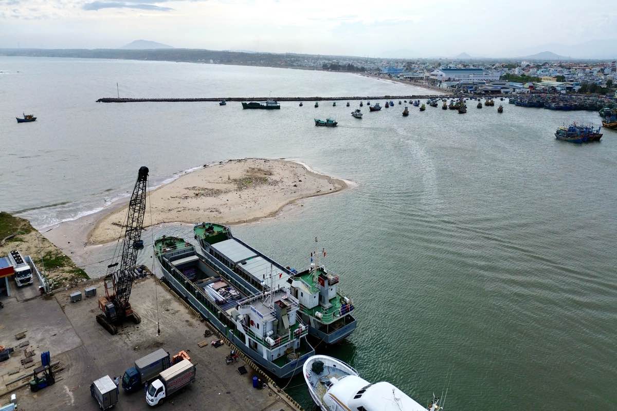 Hiện trạng cảng vận tải Phan Thiết bị bồi lấp. Ảnh: Duy Tuấn