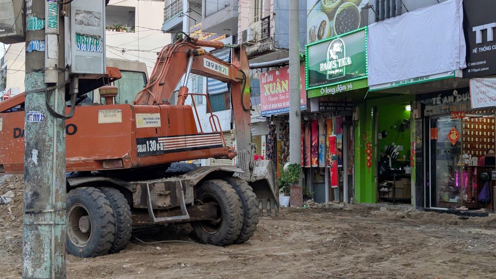 Để đẩy nhanh tiến độ, nhà thầu huy động máy móc và công nhân làm việc “3 ca 4 kíp“, cả ngày lẫn đêm. Ảnh: Anh Tu