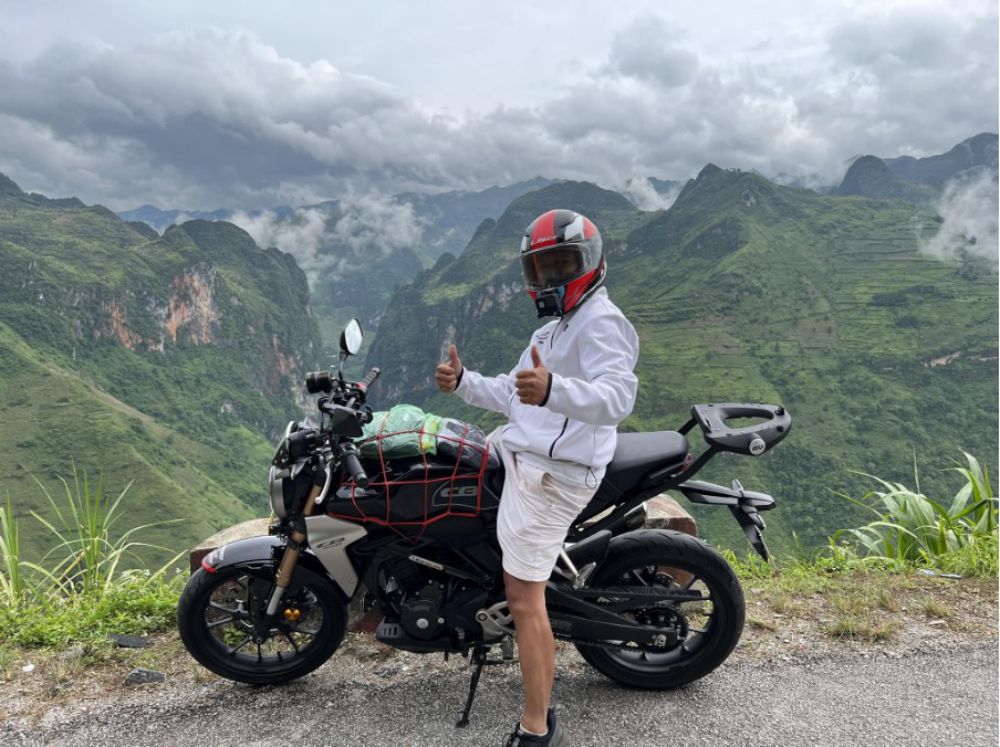 Anh Nguyễn Lê Duy An chụp hình lưu niệm khi chạy xe ở Hà Giang. Ảnh:  Nguyễn Lê Duy An