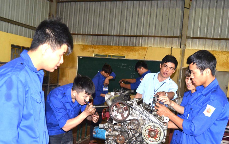 Đào tạo nghề sửa chữa ô tô tại một cơ sở dạy nghề ở Tuyên Quang. Ảnh: Huy Hoàng.