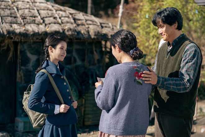 IU thừa nhận uống rượu thật khi quay phim mới