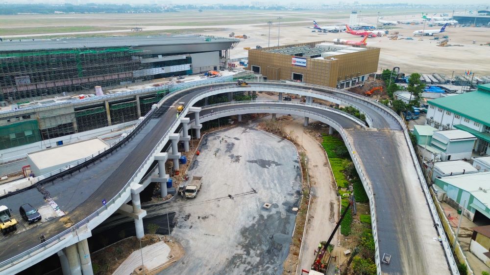 Dự án bao gồm 4 hạng mục chính: nhà ga hành khách, nhà xe cao tầng tích hợp dịch vụ phi hàng không, hệ thống cầu cạn trước nhà ga và khu vực sân đỗ máy bay. Ảnh: Anh Tú