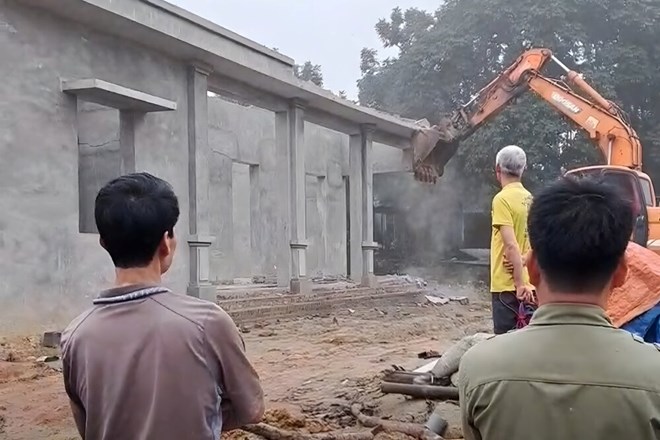 Chủ tịch xã nêu lý do nhà văn hóa đang xây thì bị phá bỏ