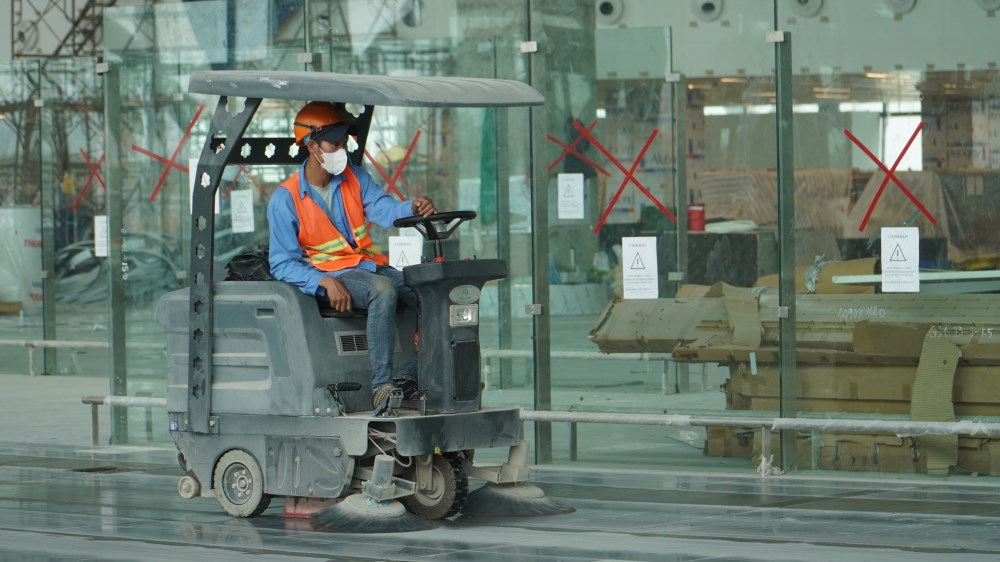 Công nhân thi công nước rút sẵn sàng cho ngày khánh thành dự kiến vào dịp lễ 30.4 và 1.5, sớm hơn kế hoạch ban đầu tới 2 tháng. Ảnh: Anh Tú