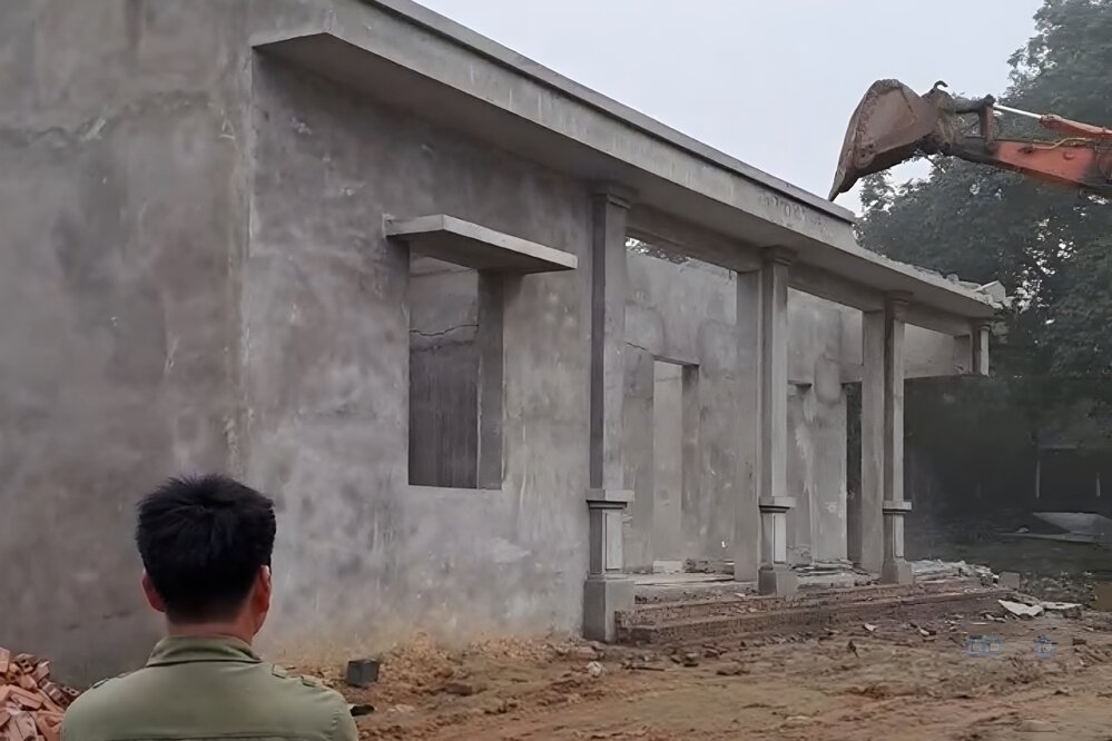 Nhà văn hóa tại khu Vọng 1, xã Minh Tân, huyện Cẩm Khê đang xây dựng dở dang thì bị phá bỏ. Ảnh cắt từ clip trên mạng xã hội.