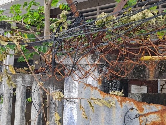 Một trụ sở cũ bỏ hoang cỏ mọc um tùm. Ảnh: Nhật Hồ