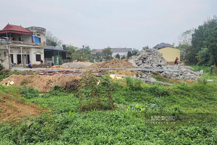Nhà văn hóa được xây dựng trên một ao bèo khá rộng. Ảnh: Tô Công.