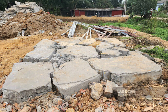 Hiện trường ngổn ngang sau khi nhà văn hóa bị phá bỏ. Ảnh: Tô Công.