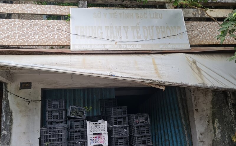 Trụ sở cũ của Trung tâm Y tế dự phòng trên đường Đống Đa, phường 1, thành phố Bạc Liêu bỏ hoang nhiều năm nay. Ảnh: Nhật Hồ