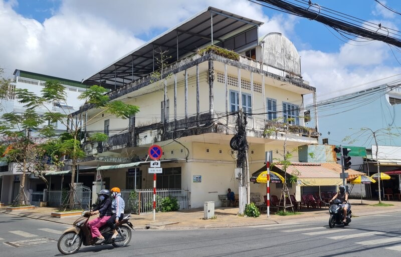 Trung tâm bảo vệ sức khoẻ tỉnh uỷ Bạc Liêu nằm ngay góc đường Bà Triệu - Lê Văn Duyệt, phường 3, thành phố Bạc Liêu bỏ hoang nhiều năm nay. Ảnh: Nhật Hồ