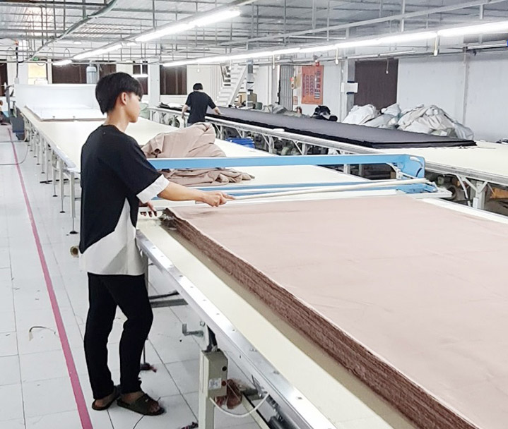 Anh Tuấn - công nhân may cho biết, vị trí hiện tại chỉ còn tồn tại ở những công ty vừa và nhỏ. Ảnh: Minh Hương.