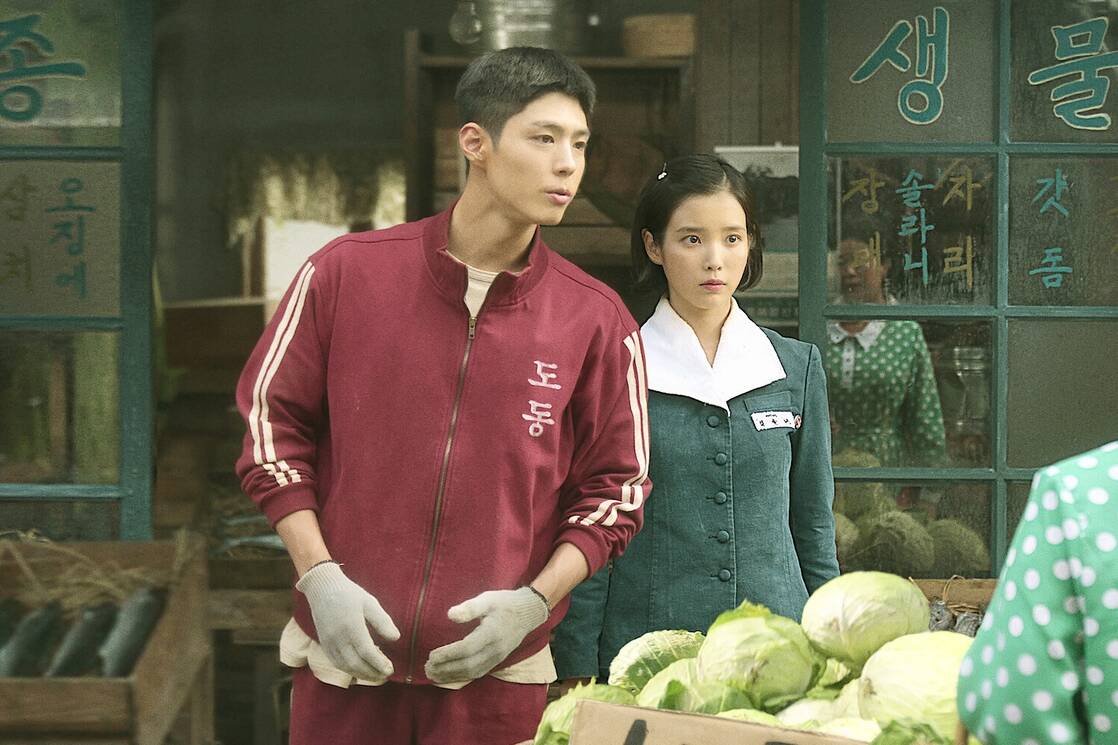 Park Bo Gum và IU được quảng bá là 2 diễn viên chính ngay từ đầu. Ảnh: Nhà sản xuất phim