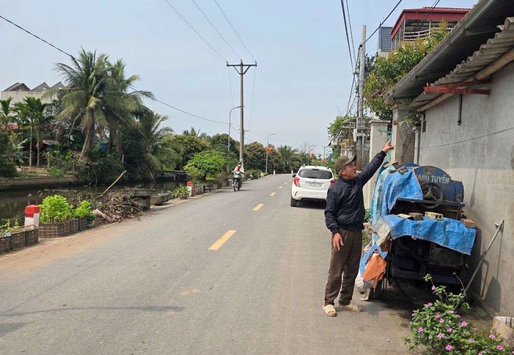 Ông Đĩnh chỉ cho PV Lao Động phần tài sản nằm trên đất mà gia đình ông đã phải tháo dỡ khi hiến đất làm đường. Ảnh: Trung Du