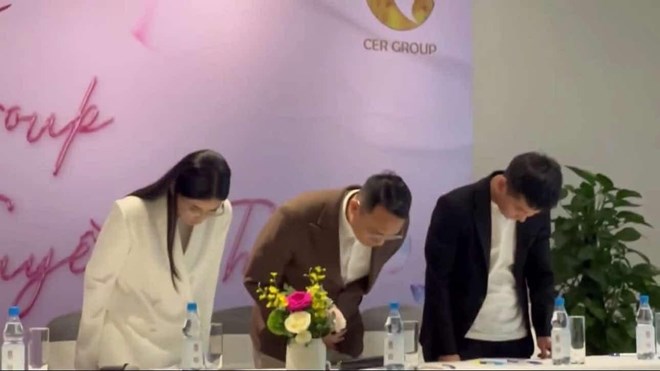 Quang Linh, Hằng Du Mục cùng đại diện Công ty Cổ phần Tập đoàn Chị Em Rọt (CER Group) cúi đầu xin lỗi vụ kẹo rau củ Kera. Ảnh: Cắt từ video