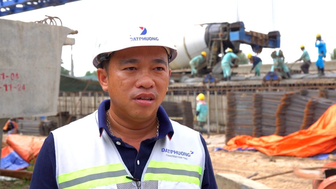 Ông Trương Vũ Thắng – Chỉ huy trưởng công trường Công ty cổ phần Tập đoàn Đạt Phương. Ảnh: Tạ Quang